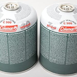 Zwei Coleman C500 500 g selbstdichtende Gaskartuschen mit Schraubventil für Camping und Outdoor-Aktivitäten auf weißem Hintergrund.