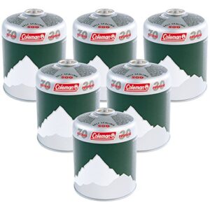 Sechs Coleman C500 Gaskartuschen mit Schraubventil, ideal für Campingkocher, Grill und Lampen, auf einem weißen Hintergrund.