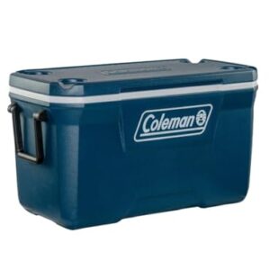 Coleman Xtreme Kühlbox in Blau mit 66 Litern Fassungsvermögen, ideal für Camping und Outdoor-Aktivitäten, ausgestattet mit robusten Griffen und hervorragender Isolierung.