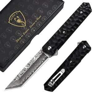 AUBEY Damast Taschenmesser mit scharfer Tanto-Klinge aus Damaststahl, ergonomischem Griff und Gürtelclip, ideal für Jagd und Outdoor-Aktivitäten.
