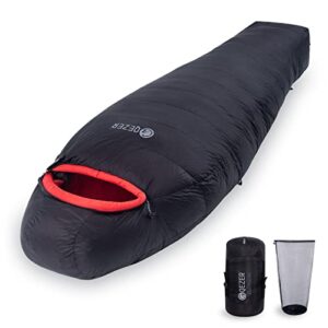 QEZER Daunenschlafsack in schwarzem Design mit rotem Innenfutter, geeignet für Winter-Camping und Trekking, zeigt ergonomische Form und praktische Aufbewahrungstaschen.