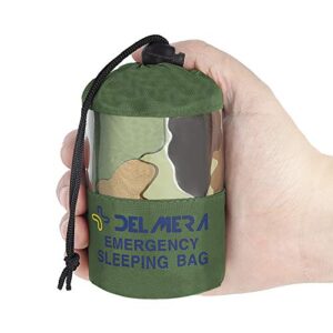 Delmera Notfall-Schlafsack in grünem, strapazierfähigem Behälter, ideal für Outdoor-Abenteuer, Camping und Notfallsituationen.