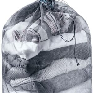 Deuter Mesh Sack 10 Liter Packsack in atlantic, gefüllt mit ordentlich gefalteten Kleidungsstücken in neutralen Farben, aus leichtem Netzmaterial mit Tunnelzug-Verschluss.