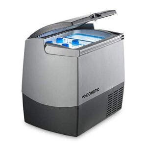 DOMETIC CDF18 Kompressor-Kühlbox mit 18 Litern Volumen, ideal für Camping, Reisen und Outdoor-Aktivitäten. Das Bild zeigt die Kühlbox in einem kompakten Design mit Temperatureinstellknöpfen und einem robusten Gehäuse.