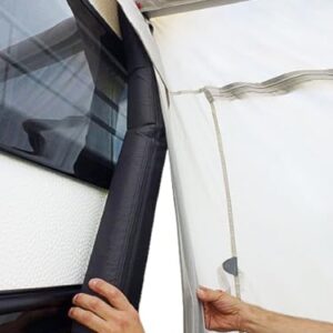 Aufblasbares Luftpolster für Wohnwagen Vorzelt in schwarzer Farbe, das gerade an einer Struktur befestigt wird. Ideal für Camping und Outdoor-Aktivitäten zur Verbesserung der Stabilität und Winddichte.