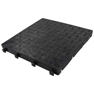 Quadratische Bodenplatte aus schwarzem Kunststoff mit rutschfester, strukturierten Oberfläche, ideal für Camping und Outdoor-Aktivitäten.