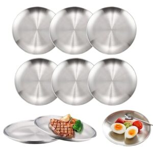 ZHYUAN 4-teiliges Edelstahl Geschirr Set mit 20 cm runden Tellern, ideal für Camping, Picknick und Küche, präsentiert ansprechend mit Speisen.