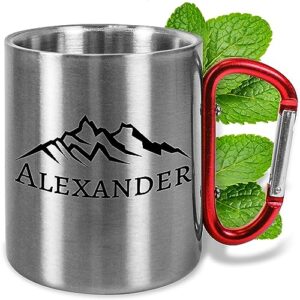 Personalisierte Edelstahl-Tasse mit Karabiner und stilisiertem Bergmotiv, ideal für Outdoor-Fans und Abenteuerlustige, ca. 330ml, in glattem Metall mit rotem Henkel.