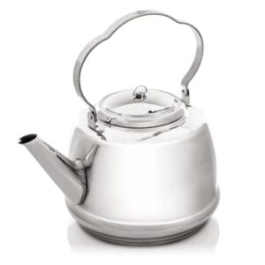 Edelstahl Teekessel mit ergonomischem Henkel und mehrschichtigem Boden für schnelles Kochen auf verschiedenen Herdarten und offenem Feuer.