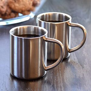 Zwei glänzende Edelstahl Thermobecher für Kaffee und Tee, doppelwandig isoliert, auf einer dunklen Holzoberfläche, ideal für unterwegs