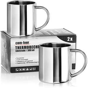 Zwei Edelstahl Thermobecher mit doppelter Wandisolierung und glänzender Oberfläche stehen auf einer Verpackung. Ideal für Kaffee und Getränke unterwegs. Bruchsicher, leicht und langlebig, perfekt für Camping und Outdoor-Aktivitäten.