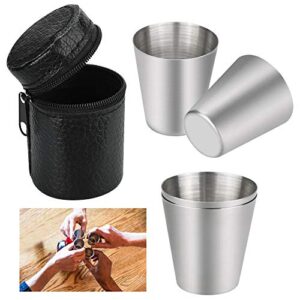 Set von vier stapelbaren Edelstahlbechern mit einer eleganten schwarzen Ledertasche, ideal für Outdoor-Aktivitäten und gesellige Anlässe.