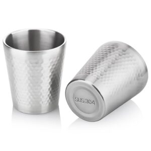 Zwei stilvolle Edelstahlbecher mit 300 ml Fassungsvermögen, doppelwandig isoliert und im eleganten Hammermuster, ideal für Camping und Outdoor-Aktivitäten.