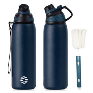Zwei isolierte Edelstahl-Trinkflaschen in dunklem Blau, ideal für Sport und aktive Lebensstile, mit einer Reinigungsbürste zur einfachen Pflege.