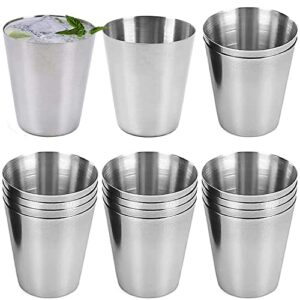 Set von 16 Edelstahl Shot Gläsern, die in zwei Reihen angeordnet sind, zeigt einen glänzenden Edelstahlbecher mit einem erfrischenden Drink und Eis sowie gestapelte Becher, ideal für Camping und Outdoor-Aktivitäten.