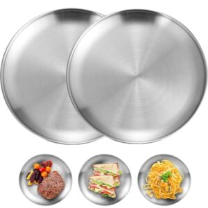 Zwei runde Edelstahl Teller (20 cm Durchmesser) für Camping und Küche, glänzend und robust, passend für verschiedene Speisen wie Salate, Desserts und Hauptgerichte.