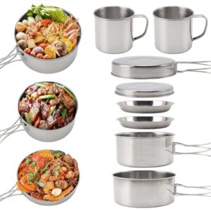 8-teiliges Edelstahl Camping Kochgeschirr Set mit Töpfen und Pfanne, ideal für Outdoor-Kochen für 3-4 Personen, präsentiert mit frischen Gerichten.