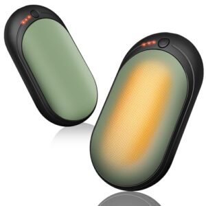 Zwei elektrische Handwärmer in modernem Design, einer in mattem Schwarz und grün, der andere in mattem Schwarz und orange, mit Anzeigeleuchten für Temperatur und Ladezustand. Ideal für Outdoor-Aktivitäten im Winter mit 20 Stunden Wärme.