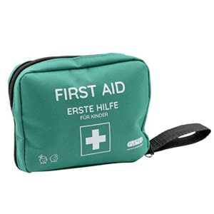 FLEXEO Erste Hilfe Set für Kinder in einer grünen, wasserabweisenden Tasche mit klar lesbaren Aufschriften "FIRST AID" und "ERSTE HILFE FÜR KINDER" sowie einem roten Kreuz und cartoonartigen Zeichnungen von Kindern, ideal für Notfälle und Reisen.
