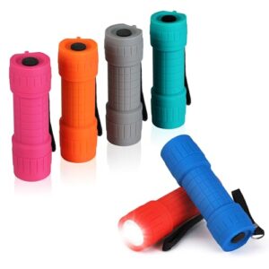 Sechs farbenfrohe EverBrite Mini LED Taschenlampen in Pink, Orange, Grau, Türkis und Blau, ideal für Kinder als Geschenke und für Outdoor-Aktivitäten.