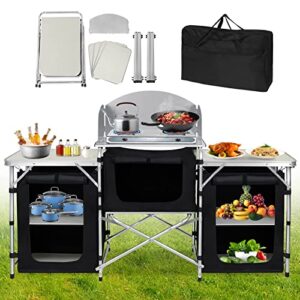 Faltbare Campingküche mit Aluminiumgestell, Kochbereich, Gewürzbehältern und frischen Lebensmitteln auf grünem Rasen, ideal für Outdoor-Aktivitäten wie Camping und Grillpartys.