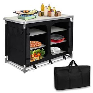 Faltbare Campingküche mit praktischen Ablageflächen, Gasherd und frischen Lebensmitteln für das Kochen im Freien.