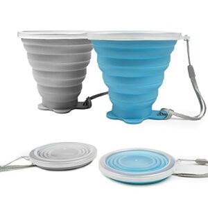 Zwei faltbare Silikonbecher in Blau und Grau, ideal für Camping und Outdoor-Aktivitäten, mit Kunststoffdeckel und platzsparendem Design.