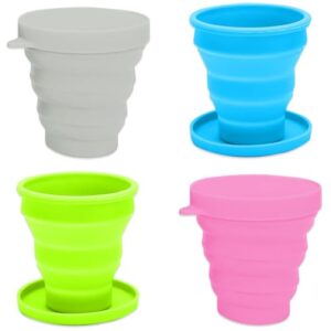 Set von 4 faltbaren Silikonbechern in verschiedenen Farben, ideal für Reisen und Outdoor-Aktivitäten, lebensmittelecht und BPA-frei.