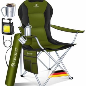 Faltbarer Campingstuhl in Olivgrün mit ergonomischer Rückenlehne und gepolsterter Sitzfläche, ausgestattet mit Taschen, Becherhalter und LED-Licht für Outdoor-Aktivitäten.