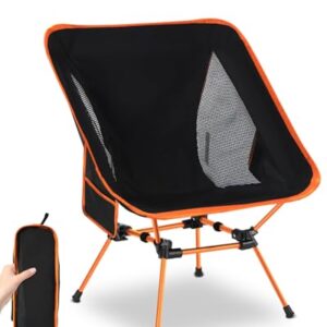 Leichter, tragbarer faltbarer Campingstuhl in Orange mit quadratischer Sitzfläche, atmungsaktivem Mesh und zwei Seitentaschen für Snacks und Getränke, ideal für Outdoor-Aktivitäten wie Camping, Wandern und Picknicks.