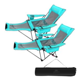 Zwei faltbare Campingstühle in Hellblau mit abnehmbarer Fußstütze und integrierter Kühltasche, ideal für Outdoor-Aktivitäten wie Camping, Strandbesuche und Grillpartys.