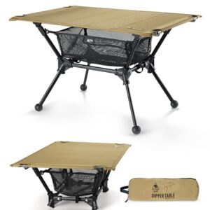 Faltbarer Campingtisch in Sandfarbe mit stabilen Metallbeinen und Netzunterseite für die Lagerung von Campingutensilien, ideal für Outdoor-Aktivitäten wie Camping und Picknicks.