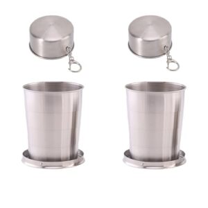 Zwei faltbare Edelstahlbecher mit glänzender Oberfläche, geeignet für Outdoor-Aktivitäten wie Camping, Wandern und Picknicken.