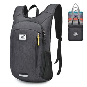 Ultraleichter faltbarer 10L Rucksack in dunklem Grauton mit gepolsterten Tragegurten und Netztaschen, ideal für Wandern und Reisen.
