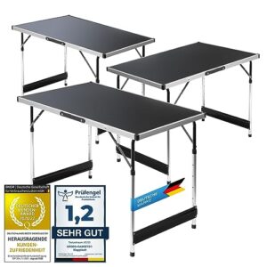 Drei klappbare und höhenverstellbare Multifunktionstische in Grau, ideal für Camping und vielseitige Anwendungen, mit stabilen Metallbeinen und positiver Kundenbewertung.