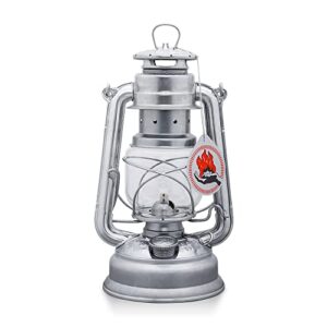Klassische Feuerhand Sturmlaterne Baby Special 276 aus pulverbeschichtetem Stahl und bruchsicherem Glas, ideal für Outdoor-Aktivitäten und stilvolle Beleuchtung.