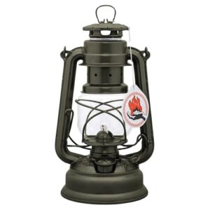 Feuerhand Sturmlaterne Baby Special 276 in Olivgrün, aus pulverbeschichtetem Stahl und bruchsicherem Glas, ideal für Outdoor-Aktivitäten und als zuverlässige Lichtquelle.