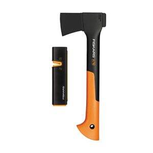 Fiskars Universalaxt X7-XS im Axt-Set mit ergonomischem Griff und Klingen-Transportschutz für Outdoor-Aktivitäten und Schneidarbeiten.