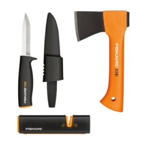 Fiskars Kaminofen-Set bestehend aus Freizeitbeil X5-XXS, Universalmesser K40 und Xsharp Axt- und Messerschärfer, ideal für Outdoor-Aktivitäten und Holzarbeiten.