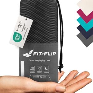 Ultraleichter Hüttenschlafsack aus Baumwolle, kompakt verpackt in einem schwarzen Netzbeutel mit Kordelzug, ideal für Camping und Backpacking.