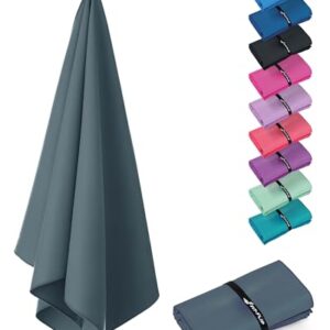 Kompakte und leichte Fit-Flip Mikrofaser Handtücher in verschiedenen Farben, ideal für Sport, Reisen und Strand. Das Bild zeigt ein graublaues Handtuch sowie weitere Handtücher in Hellblau, Pink, Lila, Mintgrün und Dunkelblau, die für effizientes Trocknen nach dem Sport oder im Schwimmbad geeignet sind.