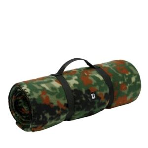 Gerollte Fleece-Decke im Flecktarn Design, ideal für Outdoor Aktivitäten und Camping, mit dunkelgrünem Tragegurt.