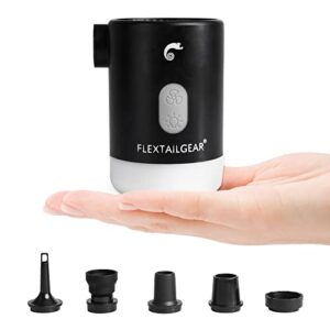 Tragbare FLEXTAILGEAR Max Pump 2 Pro Elektrische Luftpumpe in Schwarz mit verschiedenen Aufsatzstücken für vielseitige Anwendungen beim Camping und Outdoor-Aktivitäten.