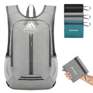 Grauer faltbarer Rucksack mit minimalistischen Design, ideal für Outdoor-Aktivitäten, leicht und wasserfest, ausgestattet mit mehreren Fächern für optimale Aufbewahrung.