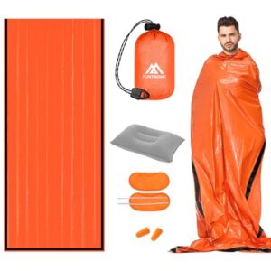 Leuchtend orangefarbener Flintronic Notfall Schlafsack und Zubehör für Outdoor-Aktivitäten, einschließlich Kissen, Ohrenstöpsel und Tragetasche, auf einer orangefarbenen Matte.