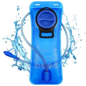 Blaue Trinkblase mit schlanker Form aus BPA-freiem Material, ideal für Outdoor-Aktivitäten wie Wandern und Radfahren, mit Schlauch und Mundstück für bequemes Trinken unterwegs.
