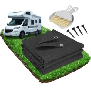 Vorzeltteppich für Camping, Outdoor Teppich mit Ösen und Stahlnägeln, anthrazitfarbener Bodenbelag für Wohnmobile auf grünem Gelände.