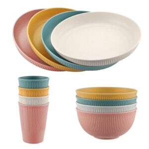 Buntes 12-teiliges Camping Geschirr Set für 4 Personen bestehend aus Tellern, Schalen und Tassen, leicht, unzerbrechlich und BPA-frei, ideal für Picknick und Camping.