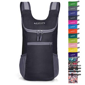 Leichter faltbarer Rucksack aus wasserabweisendem Material mit gepolsterten Schulterriemen und reflektierenden Details, ideal für Tagesausflüge und Outdoor-Aktivitäten.
