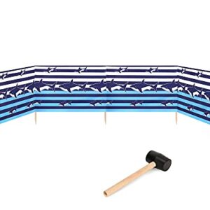 Garronda Strand Windschutz aus buntem Stoff mit maritimen Streifen und Fischmotiven, ideal für den Einsatz am Strand zur windgeschützten Abgrenzung.